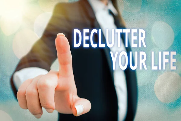 Escribiendo una nota mostrando Declutter Your Life. Exposición de fotos de negocios Para eliminar cosas extrañas o información en la vida . — Foto de Stock