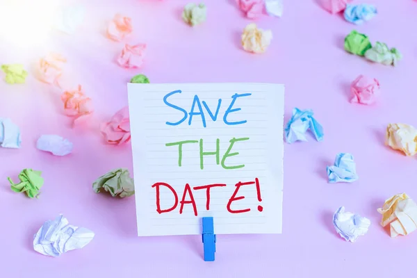 Conceptuele handschrift toont Save The Date. Zakelijke foto showcasing reserve de genoemde toekomstige trouwdatum op hun kalender Gekleurde verfrommelde papieren lege herinnering roze vloer wasknijper. — Stockfoto