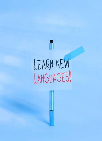 显示学习新语言的概念手写体。商务照片展示了外语巴勒点粘贴箭头和平凉爽背景下的交流能力发展. — 图库照片