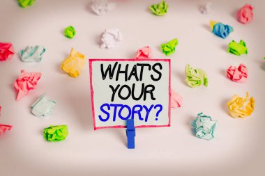 Kelime yazma metni Hikaye Sorunuz Nedir? İş konsepti, geçmiş yaşamdaki olayları gösterme biçimi. Renkli buruşuk kağıtlar. Boş hatırlatıcı beyaz zemin çamaşır mandalı..