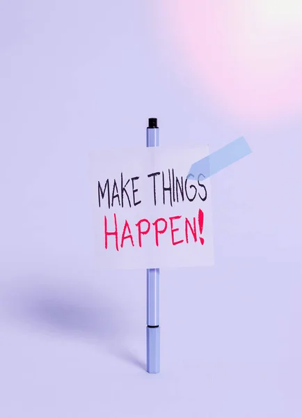 Escritura manual conceptual que muestra Make Things Happen. Exhibición de fotos de negocios que tendrá que hacer esfuerzos duros con el fin de lograrlo Bolígrafo pegajoso bandera flecha pacífica fresco fondo . — Foto de Stock