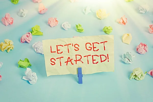 Tekst pisania słów Let Get Start. Biznesowa koncepcja zachęcania kogoś do robienia czegoś Kolorowe pogniecione papiery puste przypomnienie niebieska podłoga tło szpilka. — Zdjęcie stockowe