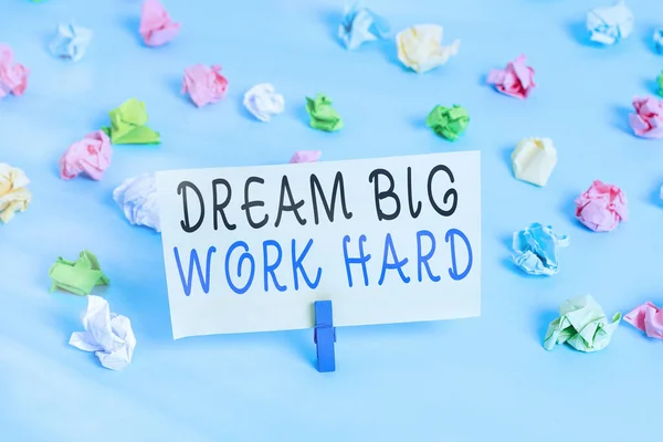 Tekst pisma Dream Big Work Hard. Pojęcie znaczenie Uwierz w siebie i podążaj za marzeniami i celami Kolorowe pogniecione papiery puste przypomnienie niebieski podłoga tło szpilka. — Zdjęcie stockowe