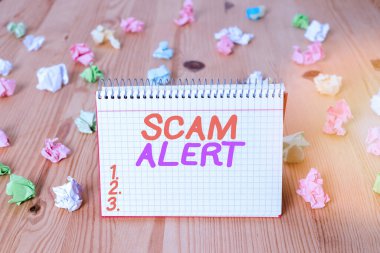El yazısı yazıları Scam Alert. Kavram demek, ucuzluk beklentisi olan istenmeyen e-posta demek. Renkli buruşmuş kağıtlar boş, ahşap, sarmal, not defteri ofisi..