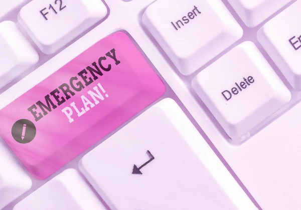 A escrever uma nota a mostrar o Plano de Emergência. Foto de negócios mostrando ações desenvolvidas para mitigar danos de eventos potenciais . — Fotografia de Stock
