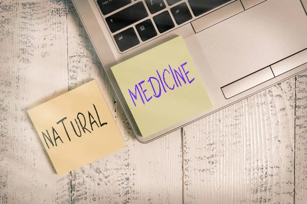 Sinal de texto mostrando Medicina Natural. Foto conceitual qualquer um dos vários sistemas de cura ou tratamento da doença laptop metálico prata na moda duas almofadas de notas pegajosas deitado mesa vintage . — Fotografia de Stock