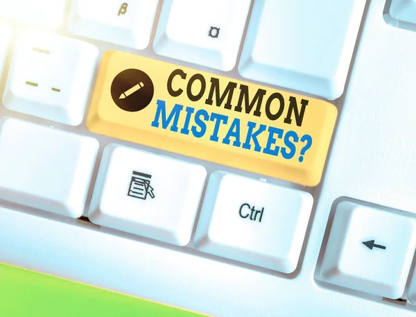 Scrittura a mano di testo Errori comuni domanda. Concetto che significa atto ripetuto o giudizio errato o sbagliato . — Foto Stock
