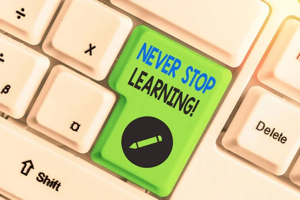 Schrijfbriefje met 'Never Stop Learning'. Business photo showcasing blijven studeren het verkrijgen van nieuwe kennis of materialen. — Stockfoto