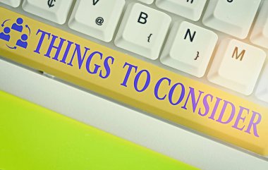 Düşünecek Şeyler gösteren metin işareti. Kavramsal fotoğraf özellikle karar verirken dikkatli düşünün..