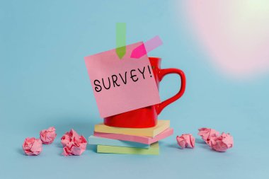 Araştırmayı gösteren kavramsal el yazısı. Önceden tanımlanmış bir gruptan veri toplamak için kullanılan iş fotoğrafı metni araştırma yöntemi. Kahve fincanı yapışkan not pankartları, kağıt toplar, pastel arka plan..