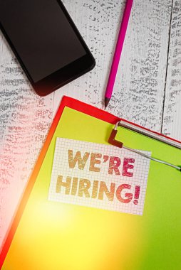 Sözcük yazma metni kiralıyoruz. Uygulamaları incelemek ve adayları bulmak için iş konsepti Pano Kağıt Kalem Akıllı Telefonun karesi Yapışkan Not Ahşap Arkaplan.