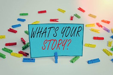 Kelime yazma metni Hikayen Nedir sorusu. Biri tarafından kendi yolculuğum hakkında sorulmak için iş konsepti. Renkli çamaşır iğnesi kağıtları boş hatırlatıcı beyaz zemin arka planı