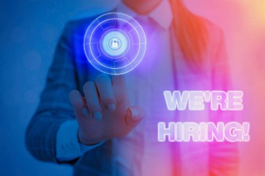 İşe Aldığımızı gösteren bir not yazıyorum. Başvuruları gözden geçirme ve adayları bulma sürecini gösteren iş fotoğrafı.