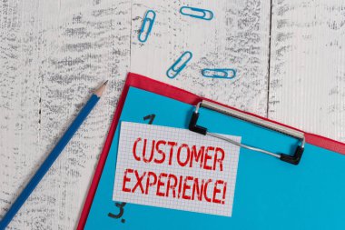 Kelime yazma Müşteri Deneyimi. Organizasyon ve alıcı arasındaki etkileşimin ürünü için iş konsepti Pano boş kağıt kalem kağıdı eski tahta arka plan klipsleri.