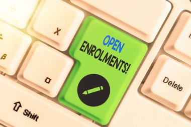 Açık Kayıtları gösteren not yazılıyor. Çalışanların seçilmiş kenar mahalle yardımında değişiklik yapabilecekleri iş fotoğrafı sergisi.