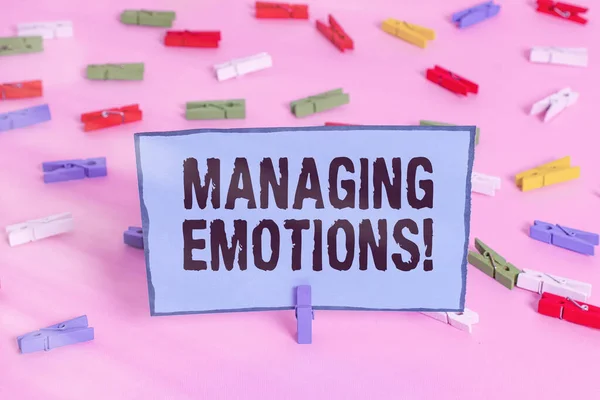 Signo de texto que muestra Managing Emotions. Capacidad de foto conceptual estar abierto a los sentimientos y modularlos en uno mismo Papeles de pinza de ropa de colores vacía recordatorio rosa piso fondo oficina pin . — Foto de Stock