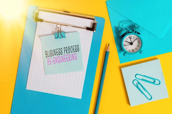 Woord schrijven tekst Business Process Re Engineering. Business concept voor de analyse en het ontwerp van workflows Kleurplaat notitie bindmiddel potlood clips klok envelop gekleurde achtergrond. — Stockfoto