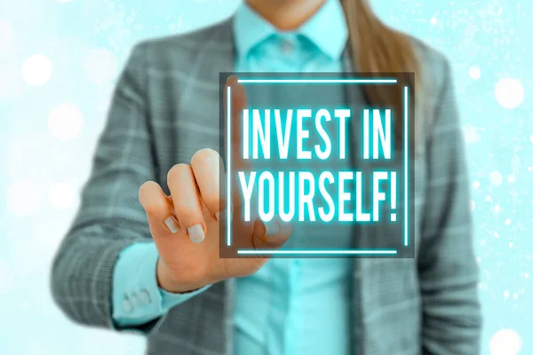 Почерк написания текста Invest In Yourself. Концепция, означающая ноу-хау в тренере или обучение новым вещам . — стоковое фото