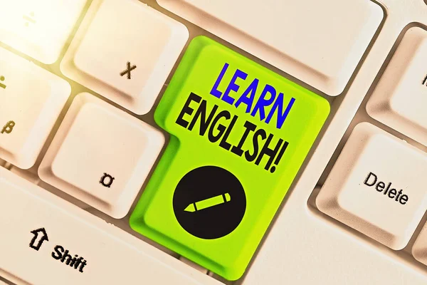 Nota de escritura que muestra Aprender inglés. Foto de negocios mostrando ganancia adquieren conocimiento en nuevo idioma por estudio . — Foto de Stock