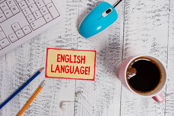 Segno di testo che mostra la lingua inglese. Foto concettuale terzo lang nativo parlato nel mondo dopo dispositivi tecnologici cinesi e spagnoli colorato promemoria carta ufficio forniture tastiera mouse . — Foto Stock