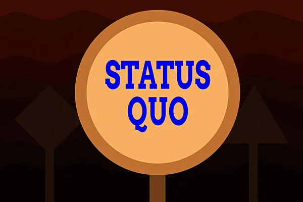 Psaný text Status Quo. Koncept znamená stávající stav věcí, pokud jde o sociální nebo politické otázky Tři prázdné dopravní značky Jedna osvětlená a dvě tmavá pouliční značení. — Stock fotografie