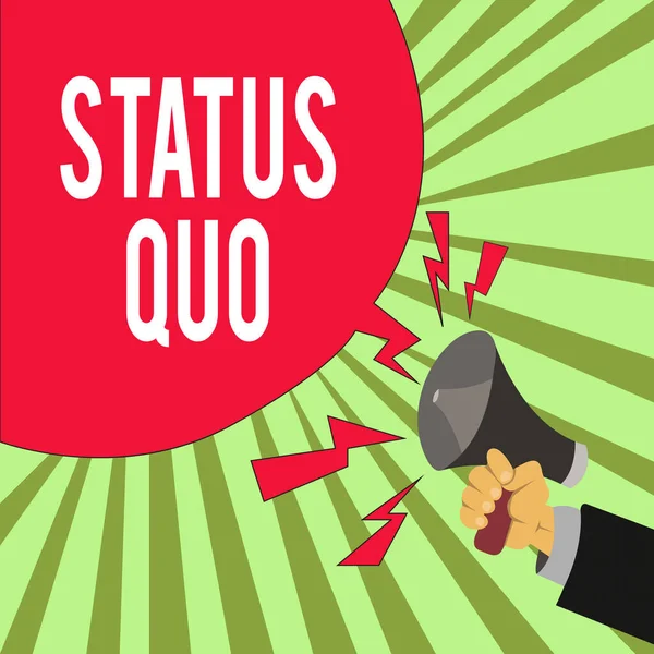 자세 한 내용은 《 Status Quo 》 이 다. Business photo text represent State of affairs about social or political issues male Hu analysis Hand Holding Megaphone Blank Speech Bubble. — 스톡 사진