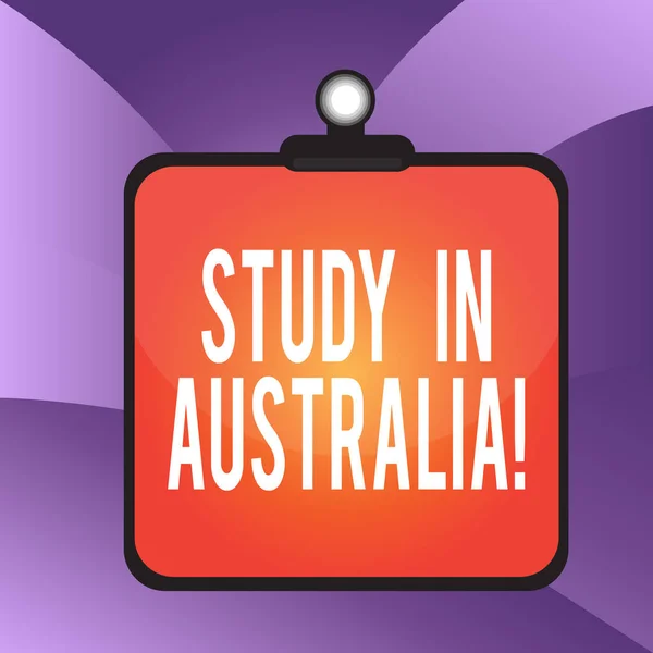 手書きテキスト執筆オーストラリアで学ぶ。概念的な意味は、海外注文に行くあなたの研究を完了クリップボードカラフルな背景春クリップが空の板フレームをバインドスタック. — ストック写真