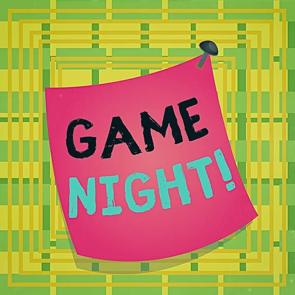 Signo de texto que muestra Game Night. Foto conceptual por lo general se llama en fechas de juego para adultos como el póquer con amigos Memo de papel recordatorio curvo clavado superficie colorida pegado marco de pin en blanco . —  Fotos de Stock