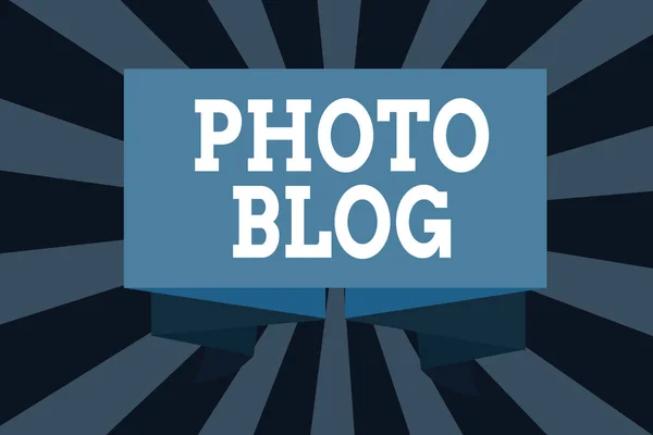 Tekstbord met Photo Blog erop. Conceptuele foto vorm van het delen en publiceren van foto 's in de vorm van een blog Ribbon Sash gevouwen en geplooide decoratieve Banner Strip golfkarton Riband. — Stockfoto