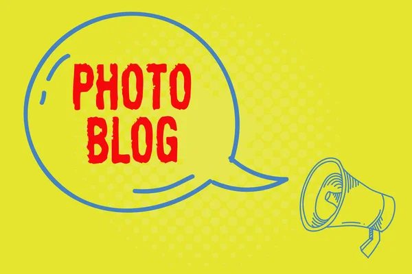 Woord schrijven tekst Photo Blog. Bedrijfsconcept voor het delen en publiceren van foto 's in de vorm van een blog Blanco Transparante Speech Bubble met Glanzend icoon en Outline Megaphone. — Stockfoto