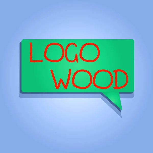 로고 우드를 보여 주는 글쓰기. 나무에 새겨진 회사의 디자인이나 상징을 식별 할 수있는 비즈니스 사진을 보여 주는 그림자가 달린 하프 톤 블랭크 연설. — 스톡 사진