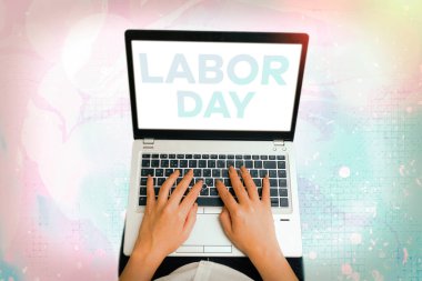 İşçi bayramını gösteren bir mesaj. Kavramsal fotoğraf işçilerin başarılarını kutlamak için yıllık bir tatil..