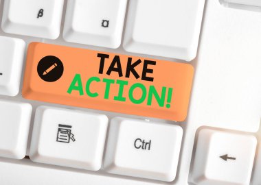 Take Action 'ı gösteren bir not yazıyorum. İş fotoğrafı gösterimi, resmi bir şey yapın ya da sorunlu bir hedefe ulaşmak için uyumlu olun.