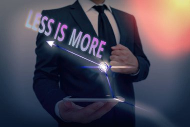 Sözcük yazma metni az, çok. Minimalist bir yaklaşımı ifade etmek için kullanılan iş konsepti daha etkilidir..