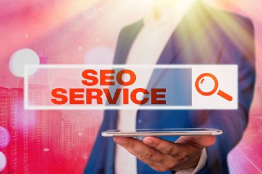 Seo Servisi 'ni gösteren mesaj işareti. Web sitesinin görünürlüğünü arttırmak için kavramsal fotoğraf teknikleri ve prosedürleri.