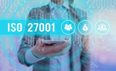 Iso 27001 'i gösteren not yazılıyor. Bir bilgi güvenlik yönetim sistemi için iş fotoğrafı görüntüleme belirtimi.