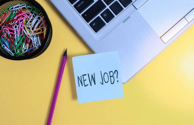 Yeni İş Sorusu 'nu yazan el yazısı metinleri. Kavram, bir gösterinin para kazanmak için düzenli bir işi olup olmadığını sormaktır Metalik dizüstü bilgisayar yapışkan not klipleri kutu kalem renkli arka plan.