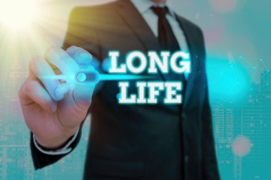 Long Life 'ı gösteren bir not yazıyorum. İş fotoğrafı sergisi, aynı türden çalışmalara daha uzun süre devam edebilir..