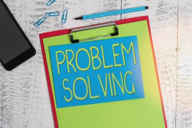 Problem Çözme 'yi gösteren not yazıyorum. Zor veya karmaşık sorunlara çözümler bulmak için iş fotoğrafı gösterme süreci Pano kağıdı işaretleyici not akıllı telefon ahşap arkaplan klipsleri.