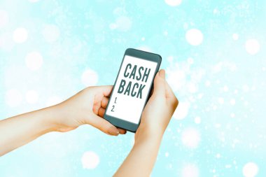 Cash Back 'i gösteren bir not yazıyorum. Bazı ürünlerin alıcılarına sunulan teşvikleri gösteren bir iş fotoğrafı sergisi.