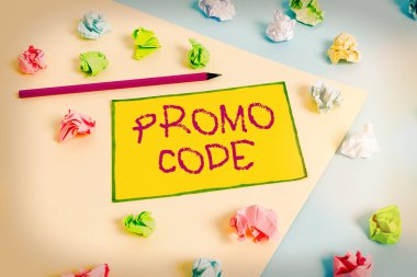 Promosyon kodunu gösteren bir not yazıyorum. İş fotoğraflarında sayısal numaralar gösteriliyor. Ürünlerde indirim var. Renkli buruşuk kağıtlar boş mavi çamaşır tokası..