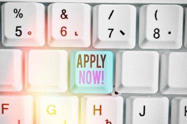 Şimdi Uygula'yı gösteren kavramsal el yazısı. İş fotoğrafı metin resmen yazılı veya form göndererek bir şey isteyin.