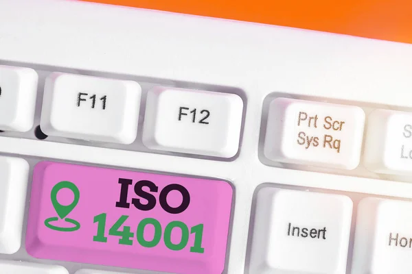 Note d'écriture montrant Iso 14001. Photo d'affaires montrant une famille de normes liées à la gestion environnementale . — Photo