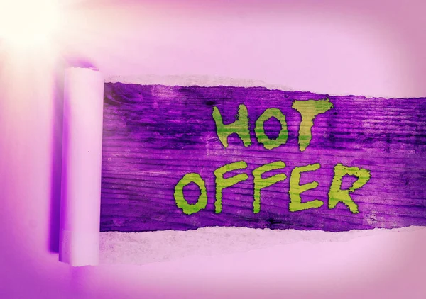 Szövegírási szöveg Hot Offer. A csökkentett áron vagy áron kínált termékre vagy programra vonatkozó üzleti koncepció. — Stock Fotó