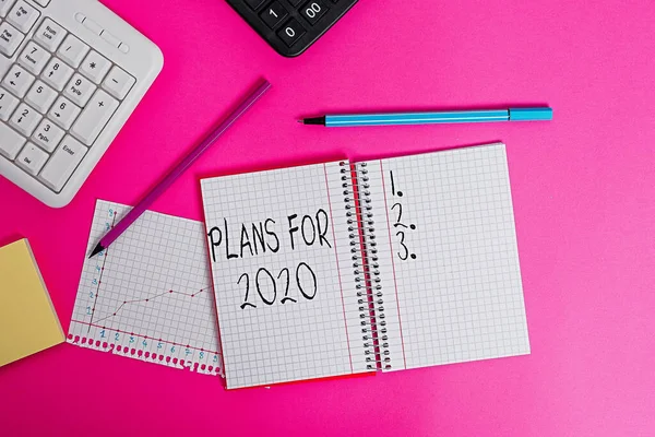 Textschild mit Plänen für 2020. Konzeptionelles Foto einer Absicht oder Entscheidung darüber, was man tun wird Schreibgeräte und Computerutensilien über dem klassischen Holztisch platziert. — Stockfoto