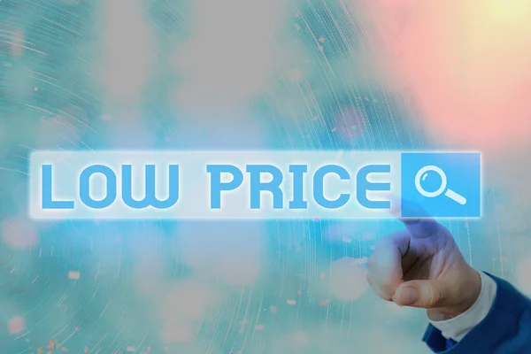 Escribiendo nota que muestra Low Price. Exhibición de fotos de negocios Los precios son los más bajos en relación con otras cosas del mismo tipo . — Foto de Stock