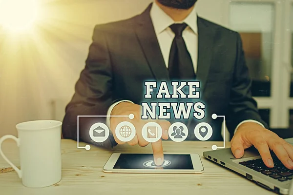 Texto de escritura Fake News. Concepto significado Dar información para mostrar que no es cierto por los medios . —  Fotos de Stock