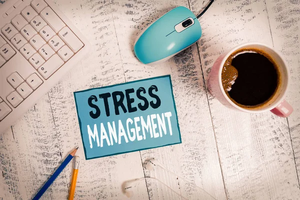 Tekstbord met Stress Management erop. Conceptuele foto methode van het beperken van stress en de effecten ervan door het leren van manieren technologische apparaten gekleurde herinnering papier kantoorbenodigdheden toetsenbord muis. — Stockfoto