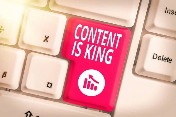 Texto de caligrafia Content Is King. Conceito que significa acreditar que o conteúdo é central para o sucesso de um site . — Fotografia de Stock