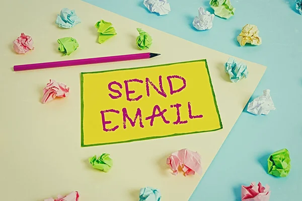 E- posta gönder notu yazılıyor. İnternet üzerinden ileti göndermek için bilgisayarları kullanan iş fotoğrafı sistemi gösteriyor. Renkli buruşuk kağıtlar boş mavi çamaşır iğnesi. — Stok fotoğraf